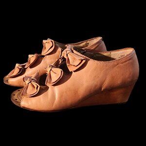 Origo shoes. Pink. Leather. Bows. wedges. The perfect shoe. From Anthropologie.